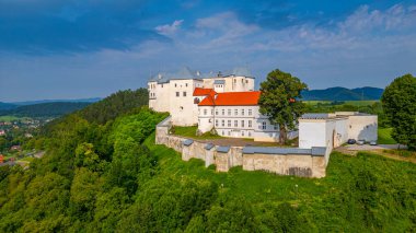 Slovakya 'daki Lupca şatosunda yaz günü.
