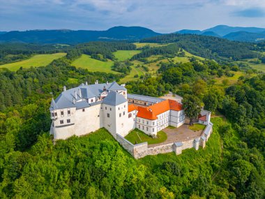 Slovakya 'daki Lupca şatosunda yaz günü.