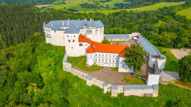 Slovakya 'daki Lupca şatosunda yaz günü.