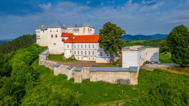 Slovakya 'daki Lupca şatosunda yaz günü.