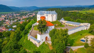 Slovakya 'daki Lupca şatosunda yaz günü.