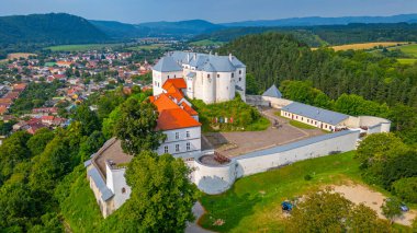 Slovakya 'daki Lupca şatosunda yaz günü.
