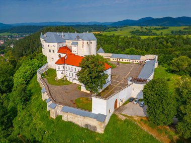 Slovakya 'daki Lupca şatosunda yaz günü.