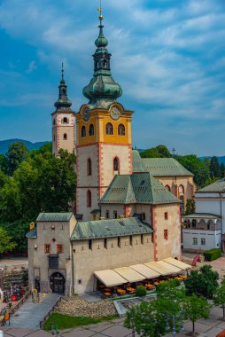 Banska Bystrica, Slovakya 'daki Şehir Kalesi ve Bakire Meryem Varsayımı Kilisesi.