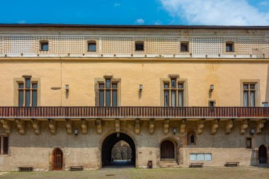 Slovakya 'daki Zvolen şatosunun avlusu.