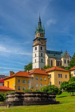 Kremnica kalesi Slovakya 'nın Stefanik Meydanı' ndan görüldü.