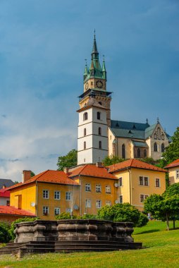 Kremnica kalesi Slovakya 'nın Stefanik Meydanı' ndan görüldü.
