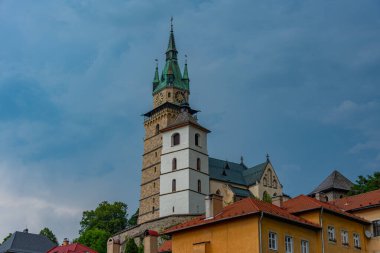 Kremnica kalesi Slovakya 'nın Stefanik Meydanı' ndan görüldü.