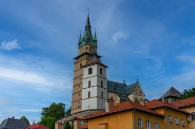 Kremnica kalesi Slovakya 'nın Stefanik Meydanı' ndan görüldü.