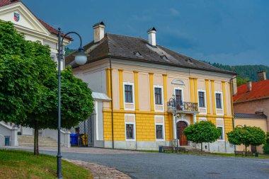 Slovakya 'daki Stefanik Meydanı' nda renkli evler.
