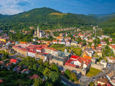 Eski kasaba Slovakya 'ya bakan Kremnica kalesinin panorama manzarası.