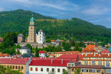 Eski kasaba Slovakya 'ya bakan Kremnica kalesinin panorama manzarası.