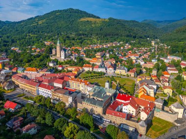 Eski kasaba Slovakya 'ya bakan Kremnica kalesinin panorama manzarası.