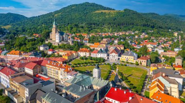 Eski kasaba Slovakya 'ya bakan Kremnica kalesinin panorama manzarası.