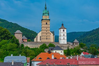 Kremnica kalesi güneşli bir günde görüldü, Slovakya.IMAGE