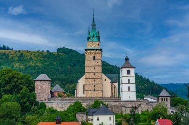 Kremnica kalesi güneşli bir günde görüldü, Slovakya.IMAGE