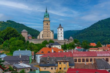 Eski kasaba Slovakya 'ya bakan Kremnica kalesinin panorama manzarası.