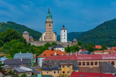 Eski kasaba Slovakya 'ya bakan Kremnica kalesinin panorama manzarası.
