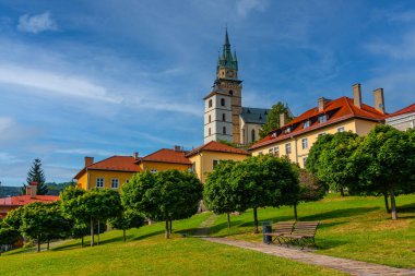 Kremnica kalesi Slovakya 'nın Stefanik Meydanı' ndan görüldü.