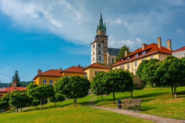 Kremnica kalesi Slovakya 'nın Stefanik Meydanı' ndan görüldü.