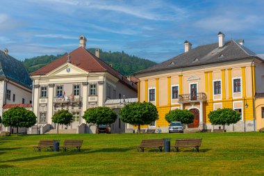 Slovakya 'daki Stefanik Meydanı' nda renkli evler.