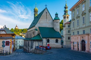 Slovakya 'daki Banska Stiavnica' daki Saint Catherine Kilisesi 'nin gün batımı manzarası.