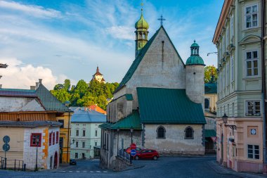 Slovakya 'daki Banska Stiavnica' daki Saint Catherine Kilisesi 'nin gün batımı manzarası.