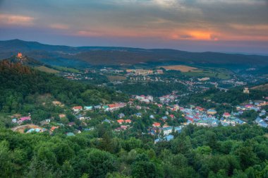 Slovakya 'da Banska Stiavnica' nın günbatımı manzarası.