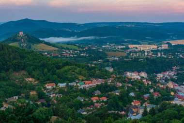 Slovakya 'da Banska Stiavnica' nın günbatımı manzarası.