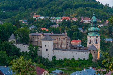 Slovakya 'daki Banska Stiavnica' ya bakan eski şatonun günbatımı manzarası.