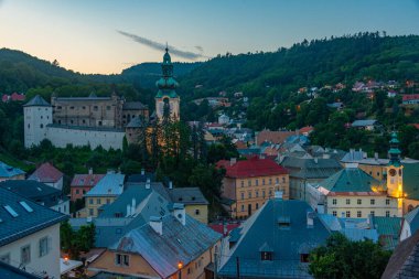 Slovakya 'daki Banska Stiavnica' ya bakan eski şatonun günbatımı manzarası.