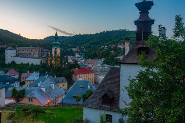 Slovakya 'daki Banska Stiavnica' ya bakan eski şatonun günbatımı manzarası.