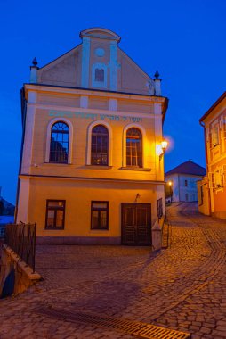Banska Stiavnica, Slovakya 'daki eski sinagogun gece görüşü.