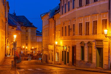 Slovakya 'nın Banska Stiavnica kentindeki bir caddenin gece görüşü.
