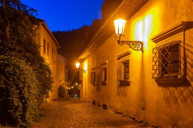 Slovakya 'nın Banska Stiavnica kentindeki bir caddenin gece görüşü.