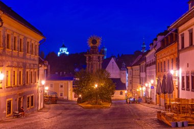Banska Stiavnica, Slovakya 'daki Kutsal Üçlü Meydanı' nın gece görüşü.