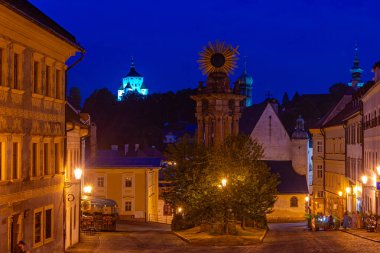 Banska Stiavnica, Slovakya 'daki Kutsal Üçlü Meydanı' nın gece görüşü.