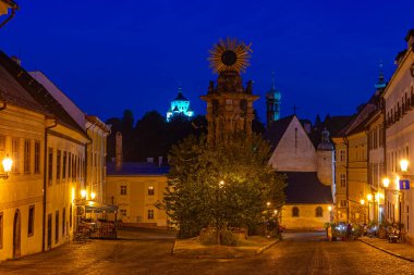 Banska Stiavnica, Slovakya 'daki Kutsal Üçlü Meydanı' nın gece görüşü.