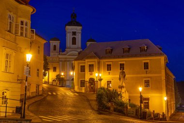 Banska Stiavnica, Slovakya 'daki Bakire Meryem Varsayımı Kilisesi' nin gece görüşü.
