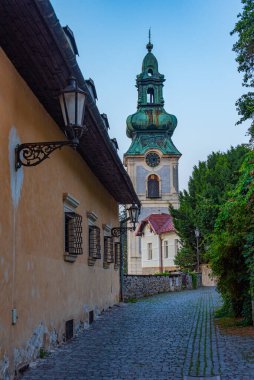 Banska Stiavnica, Slovakya 'daki Saint Catherine Kilisesi' nin gün doğumu manzarası.