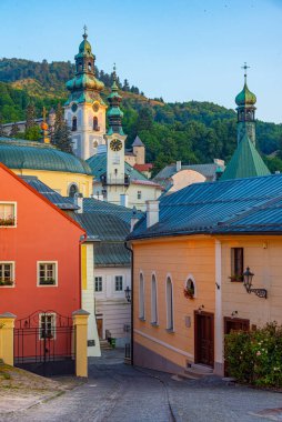 Slovakya 'nın Banska Stiavnica kentindeki bir sokağın gün doğumu manzarası.