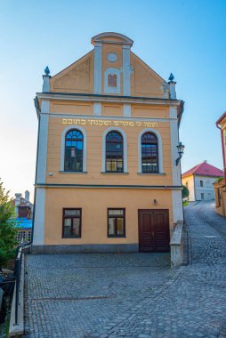 Banska Stiavnica, Slovakya 'daki eski sinagogun gündoğumu manzarası.