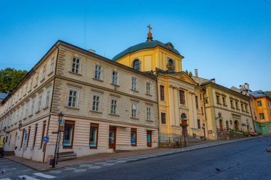 Banska Stiavnica, Slovakya 'daki belediye binasının gece manzarası.