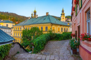 Slovakya 'nın Banska Stiavnica kentindeki bir sokağın gün doğumu manzarası.