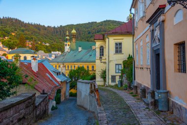 Slovakya 'nın Banska Stiavnica kentindeki bir sokağın gün doğumu manzarası.