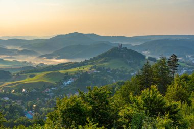 Slovakya 'da Banska Stiavnica' ya bakan süvarilerin gündoğumu manzarası.