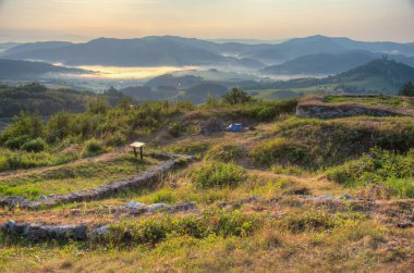 Slovakya 'daki Banska Stiavnica' daki Glanzenberg şatosunun kalıntıları.