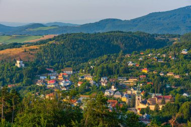 Slovakya 'da Banska Stiavnica' nın gündoğumu manzarası.