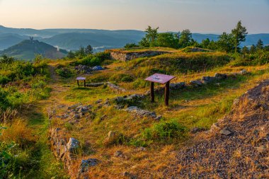 Slovakya 'daki Banska Stiavnica' daki Glanzenberg şatosunun kalıntıları.