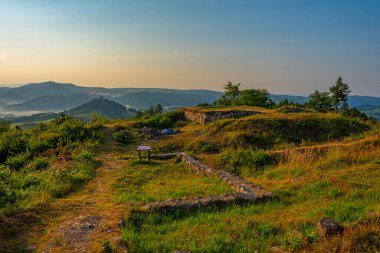 Slovakya 'daki Banska Stiavnica' daki Glanzenberg şatosunun kalıntıları.